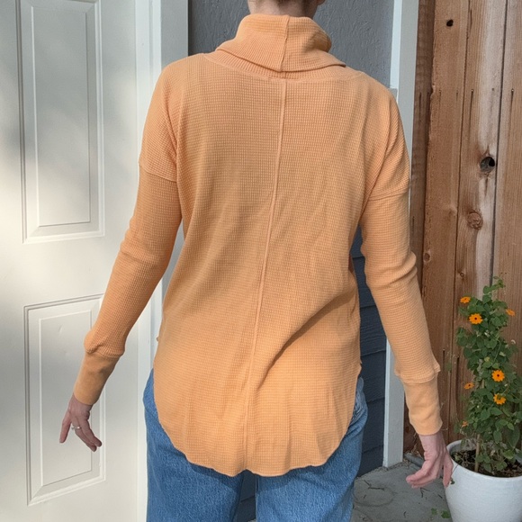 Aritzia Long Sleeve Turtle Neck - Picture 3 of 11